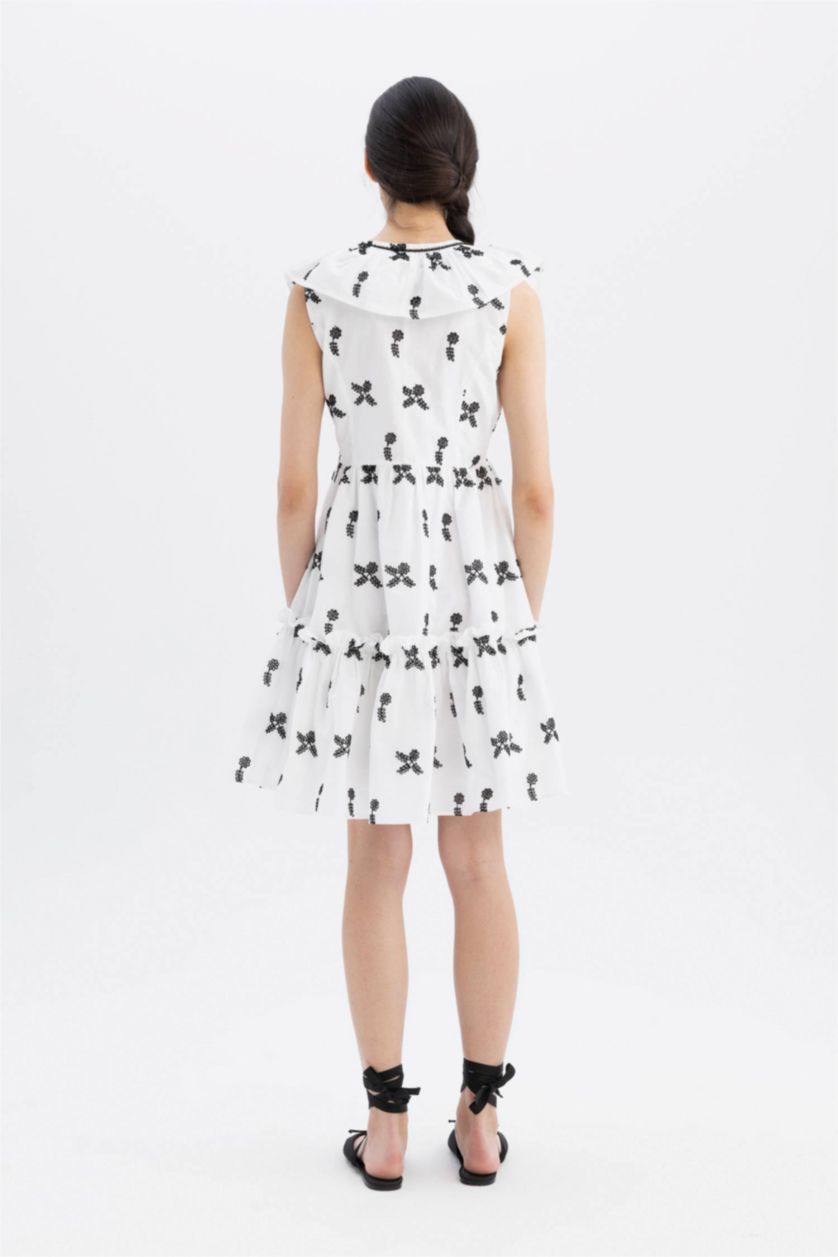 نساء أبيض فستان قصير مطرز بوديكون بياخة V من Lug Von Siga x DeFacto