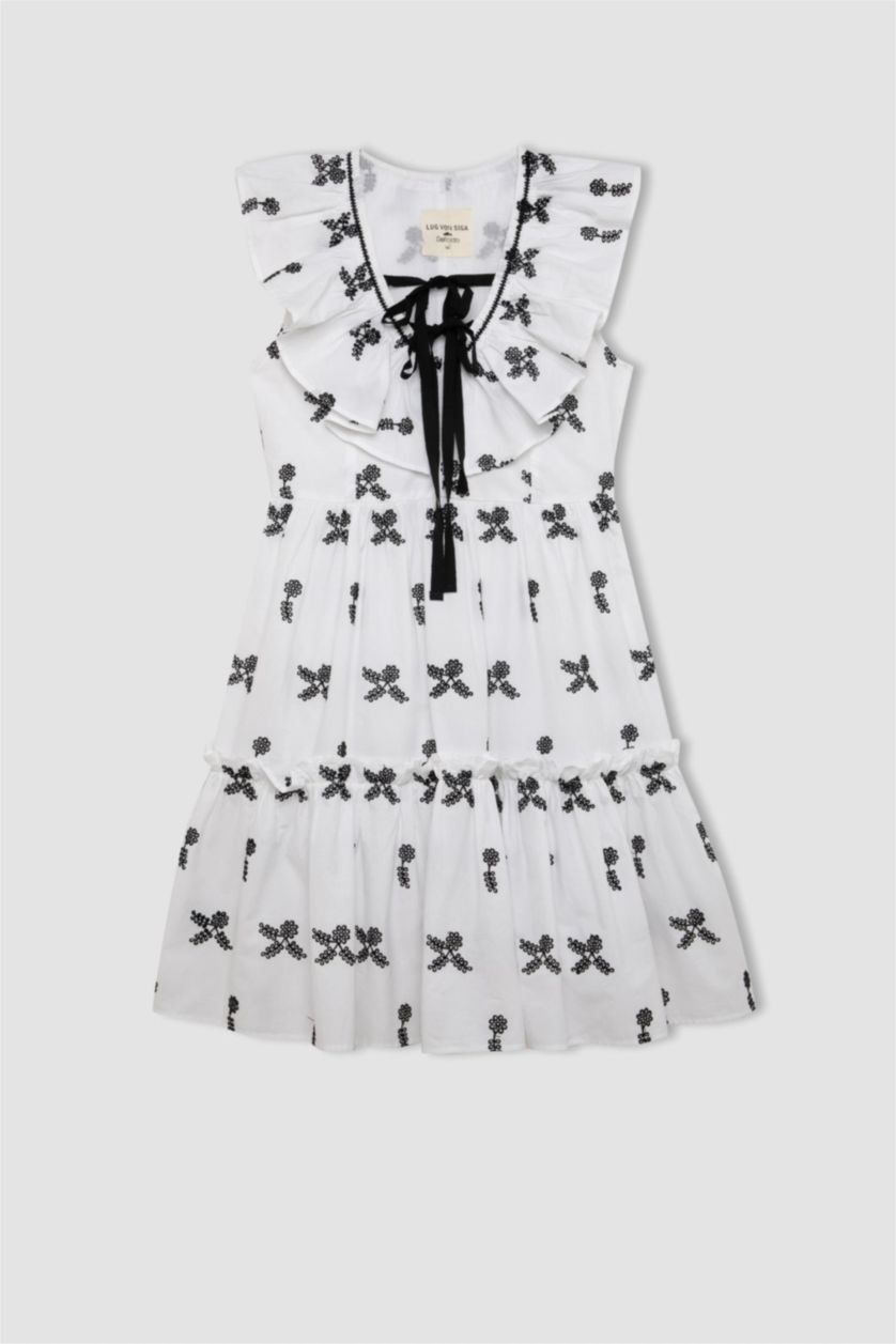 نساء أبيض فستان قصير مطرز بوديكون بياخة V من Lug Von Siga x DeFacto