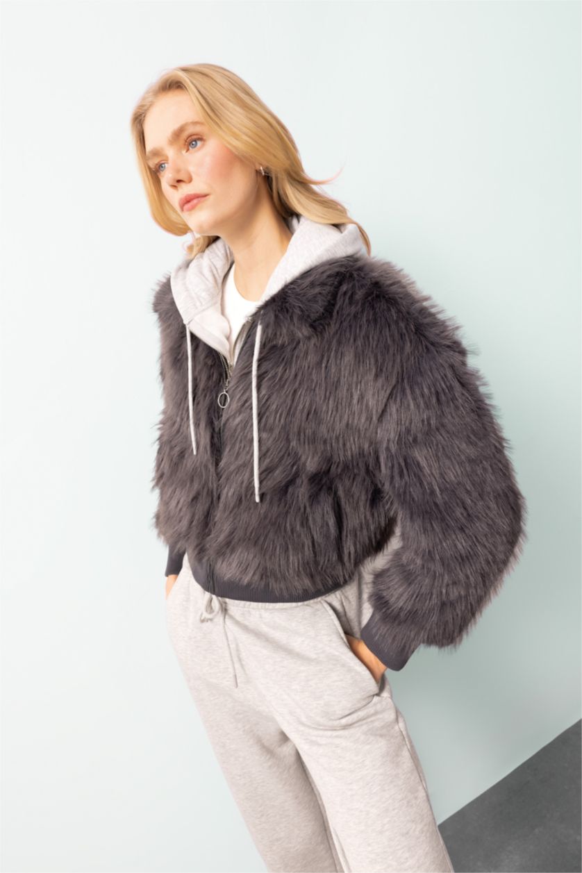 Kadın Gri Regular Fit Geniş Yaka Fermuarlı Kısa Suni Kürk Kaban