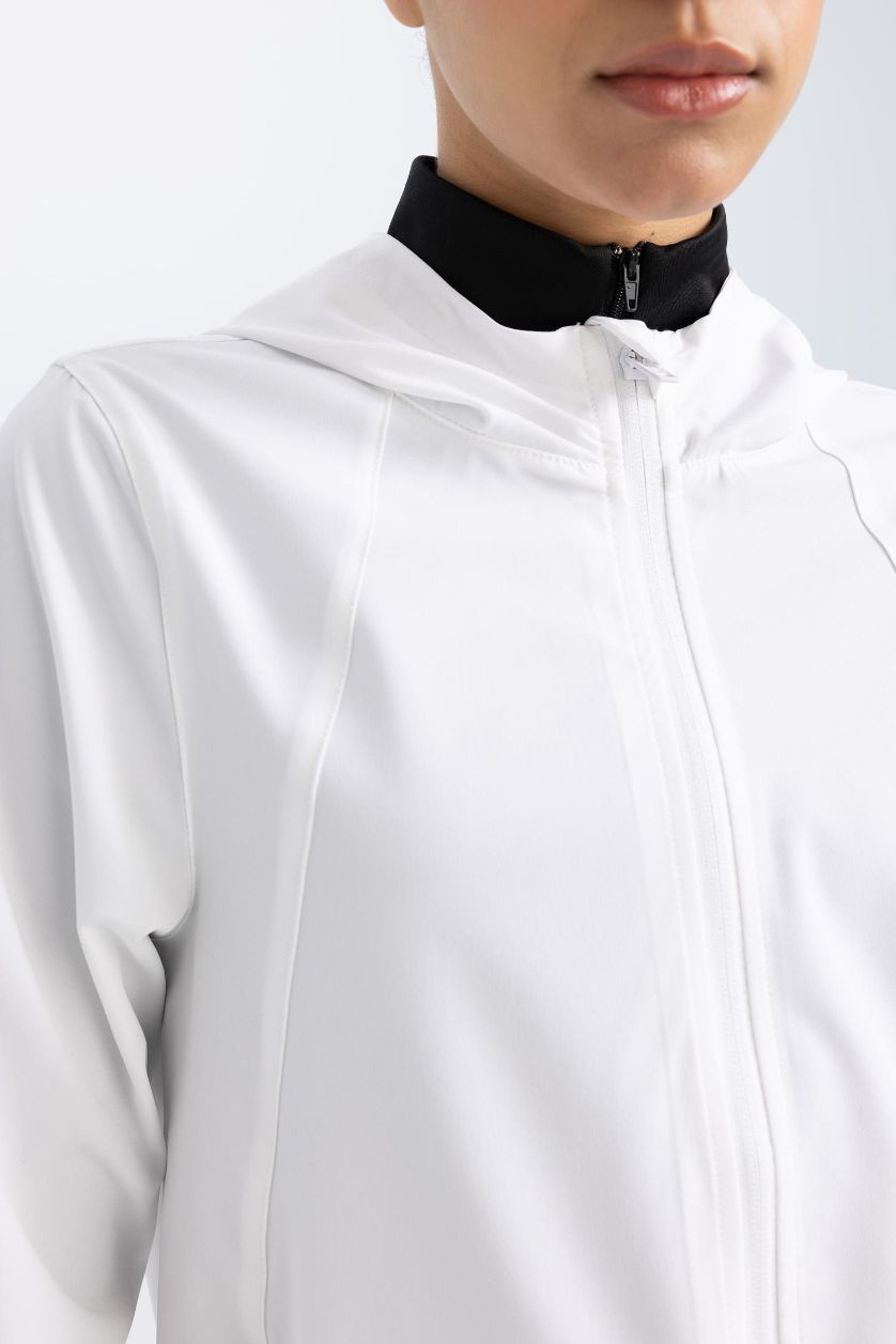 Kadın Beyaz Su İtici İnce Mont Rüzgar Geçirmez Slim Fit Dar Kesim Kapüşonlu Fermuarlı Esnek Dokulu Mevsimlik Baharlık