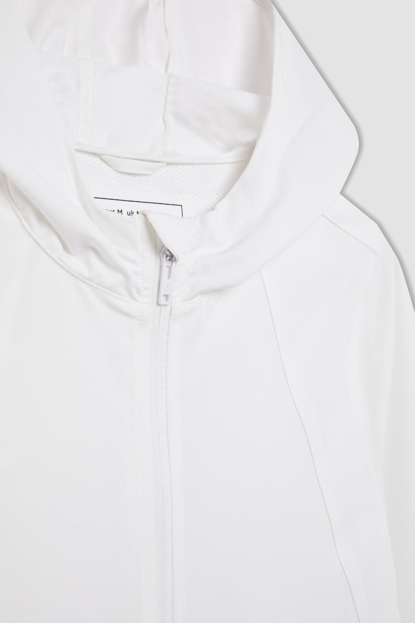 Kadın Beyaz Su İtici İnce Mont Rüzgar Geçirmez Slim Fit Dar Kesim Kapüşonlu Fermuarlı Esnek Dokulu Mevsimlik Baharlık