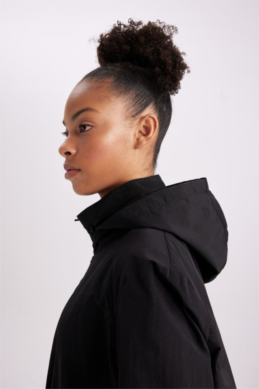 نساء أسود جاكيت مطر سليم فيت بغطاء للرأس طارد للماء من DeFactoFit