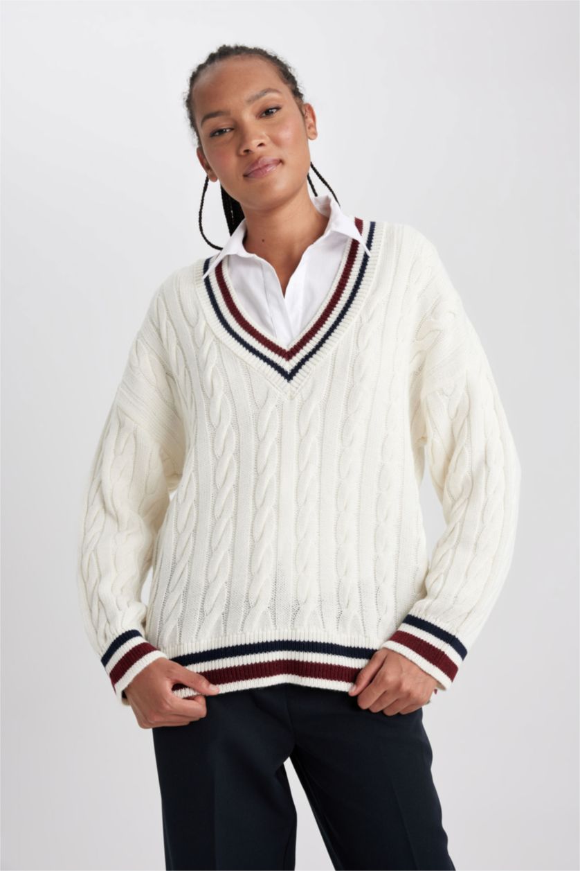 Woman Ecru Oversize Fit V-Neck Knitwear Pullover