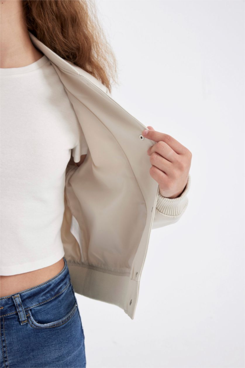 Kadın Ekru Su Geçirmez Kolej Yaka Rüzgar Geçirmez Çıtçıtlı Cepli Kısa Bomber Ceket