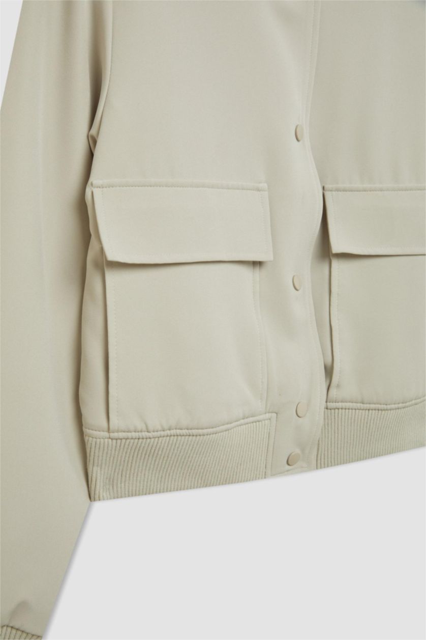 Kadın Ekru Su Geçirmez Kolej Yaka Rüzgar Geçirmez Çıtçıtlı Cepli Kısa Bomber Ceket