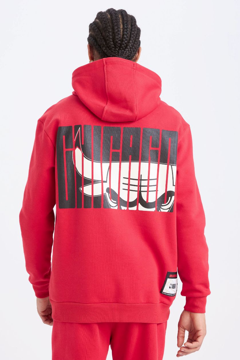 Erkek Kırmızı NBA Chicago Bulls Standart Fit Kapüşonlu Sırt Baskılı Sweatshirt