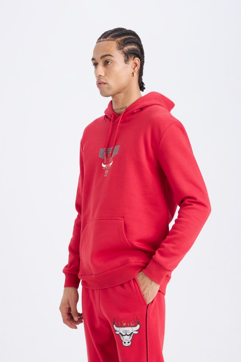 Erkek Kırmızı NBA Chicago Bulls Standart Fit Kapüşonlu Sırt Baskılı Sweatshirt