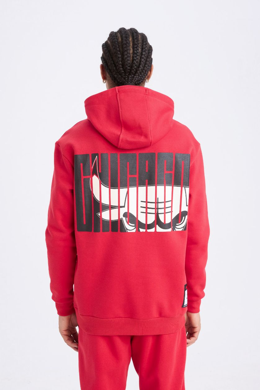 Erkek Kırmızı NBA Chicago Bulls Standart Fit Kapüşonlu Sırt Baskılı Sweatshirt