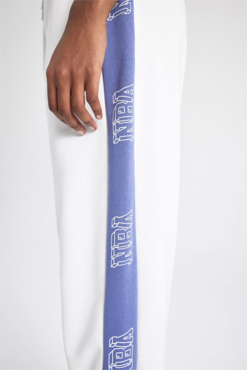 FEMME Écru Pantalon de Jogging NBA Wordmark à taille élastique et poches de DeFactoFit