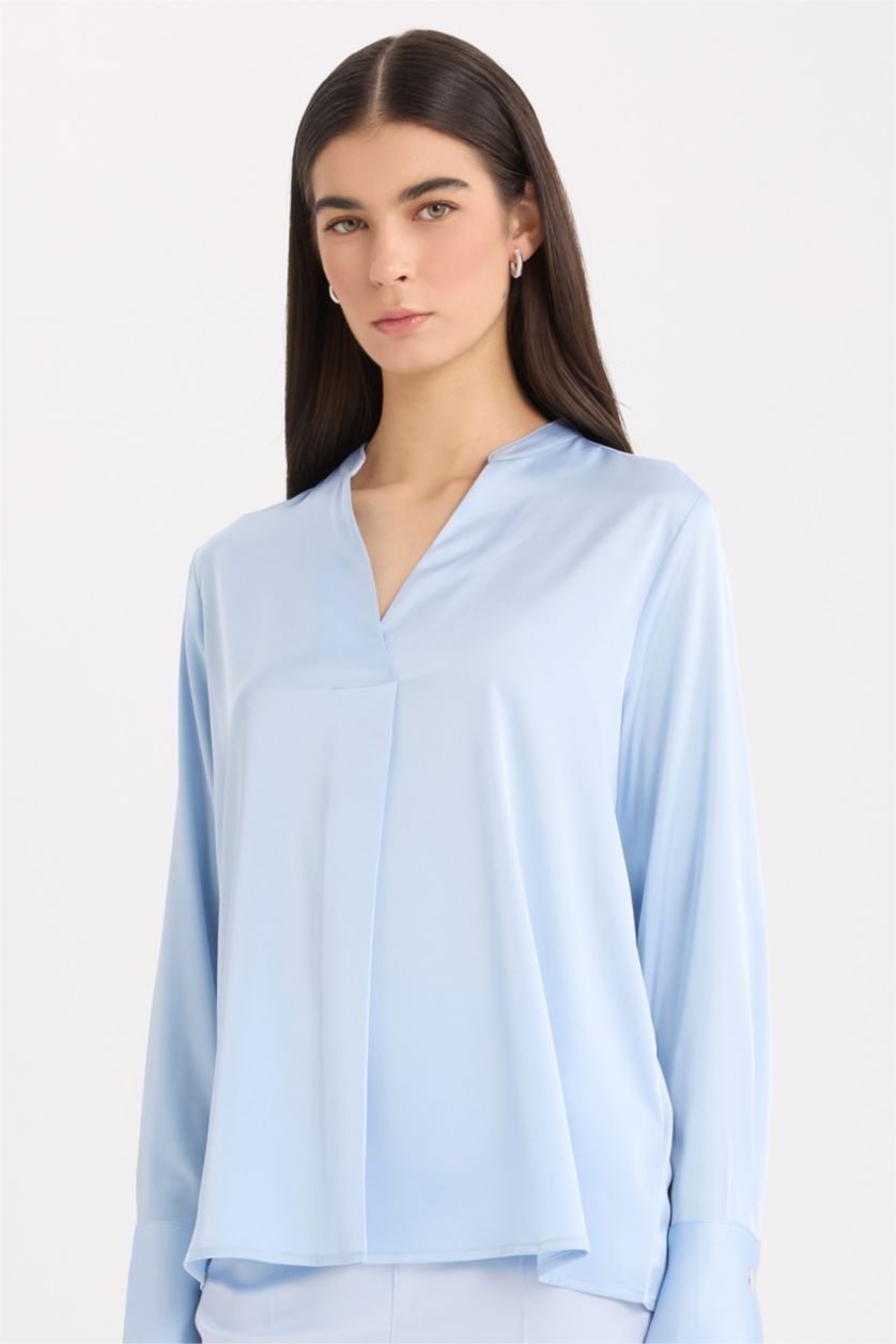 FEMME Bleu Blouse en satin à col V et manches longues à coupe régulière