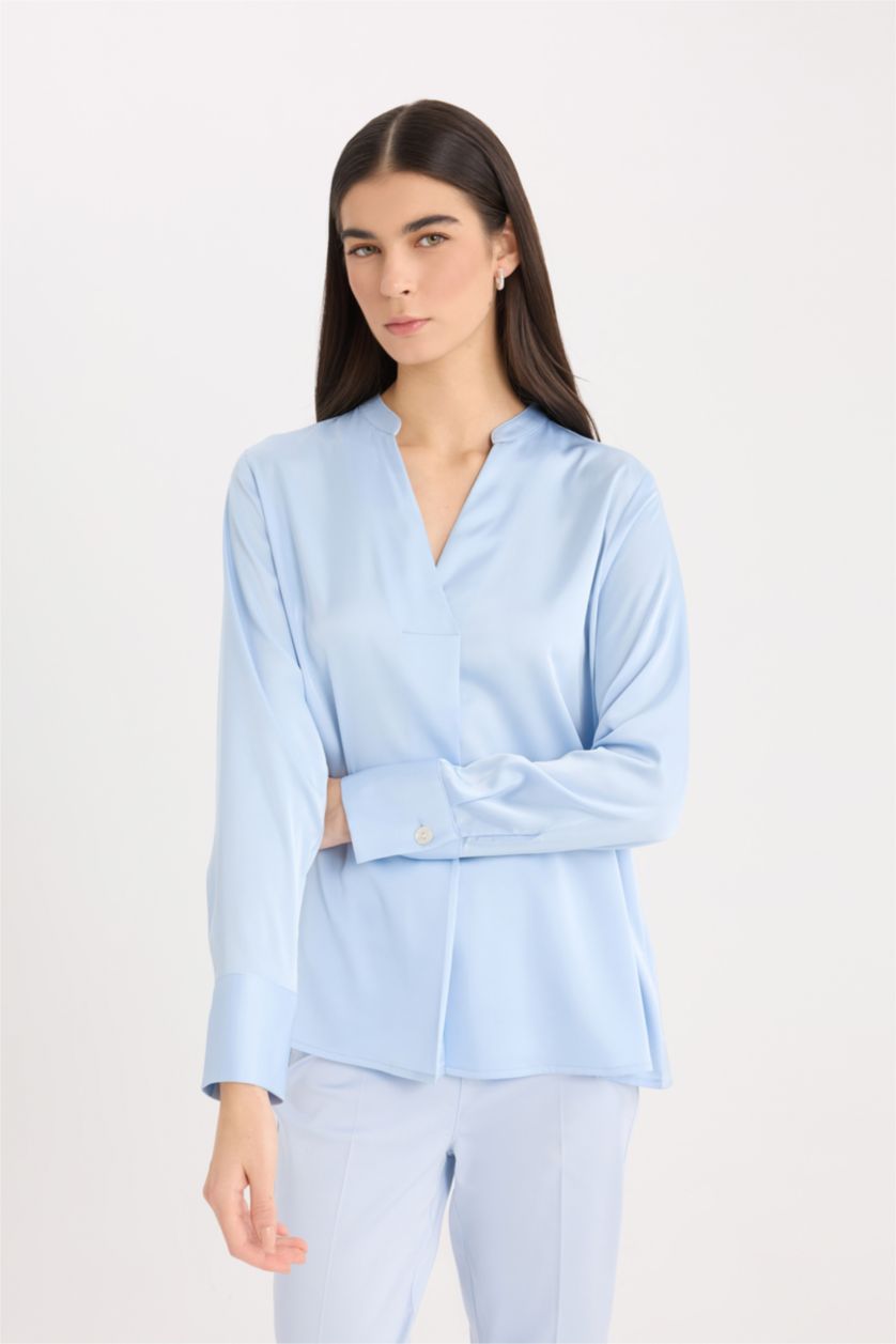 FEMME Bleu Blouse en satin à col V et manches longues à coupe régulière