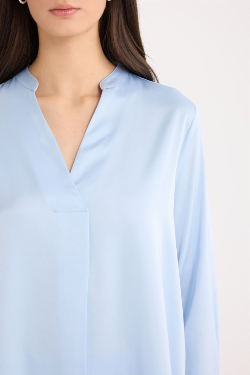 FEMME Bleu Blouse en satin à col V et manches longues à coupe régulière