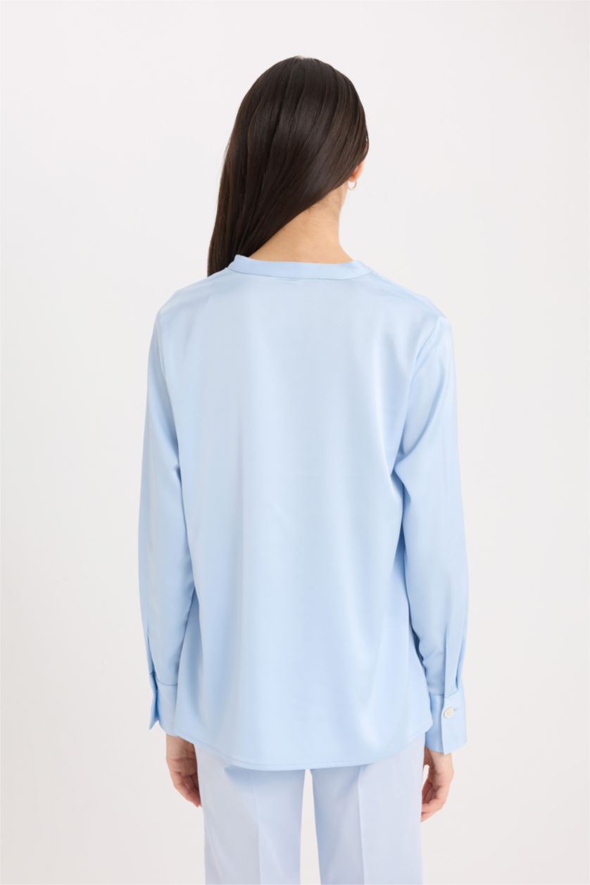 FEMME Bleu Blouse en satin à col V et manches longues à coupe régulière