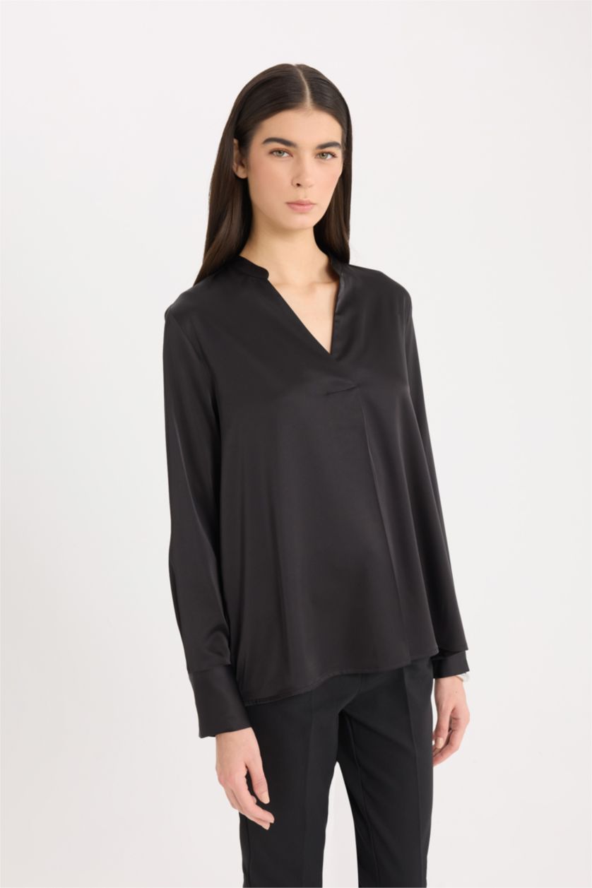 FEMME Noir Blouse en satin à col V et manches longues