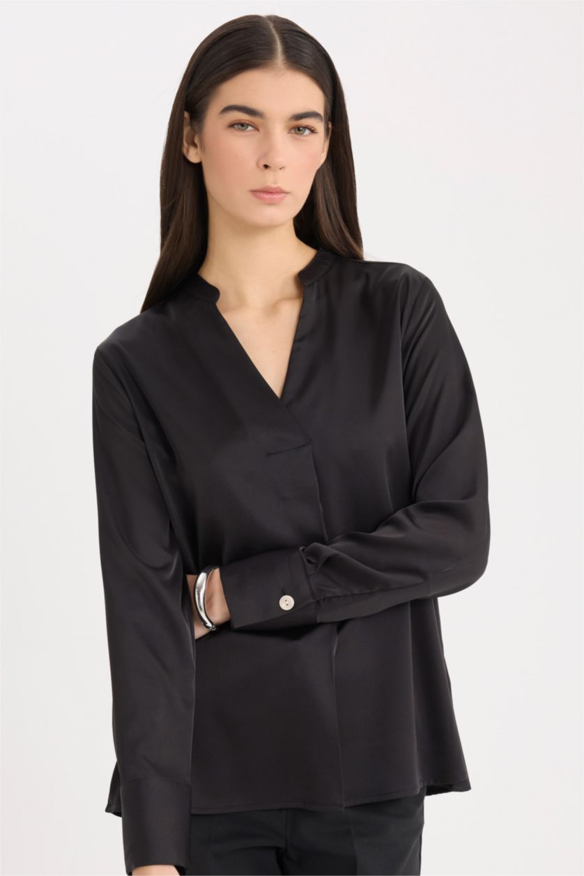 FEMME Noir Blouse en satin à col V et manches longues
