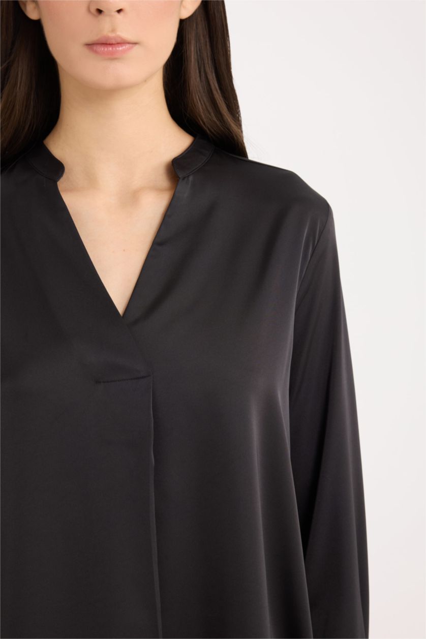 FEMME Noir Blouse en satin à col V et manches longues