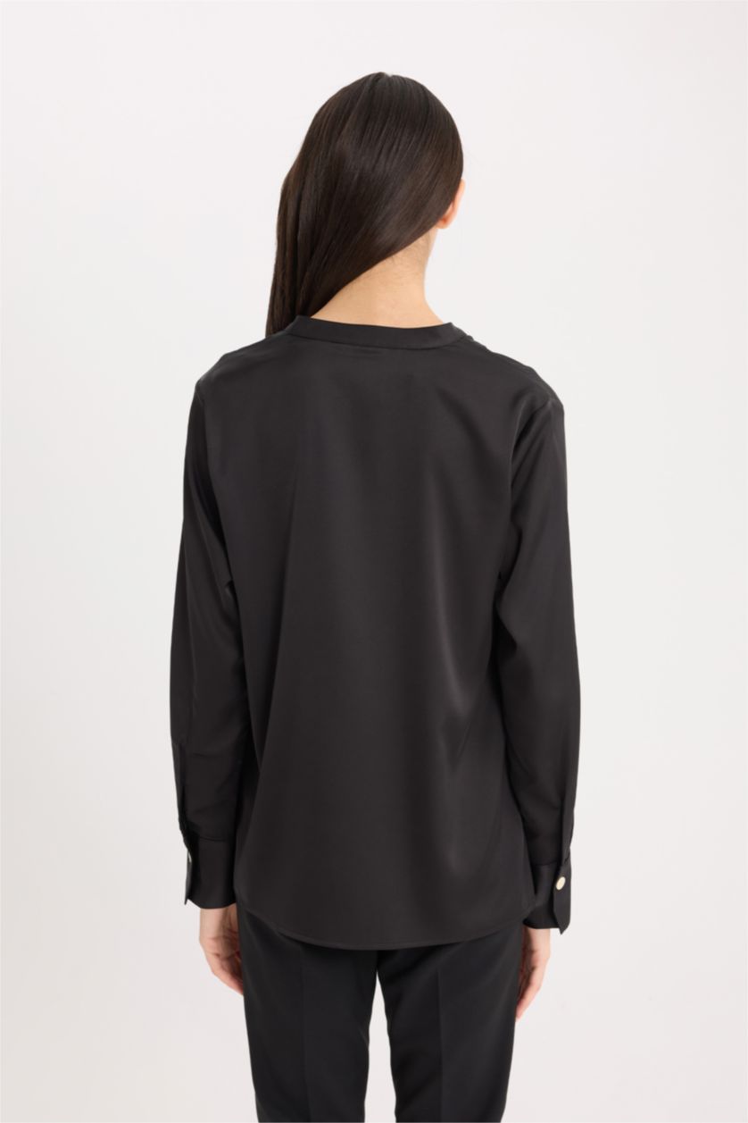 FEMME Noir Blouse en satin à col V et manches longues