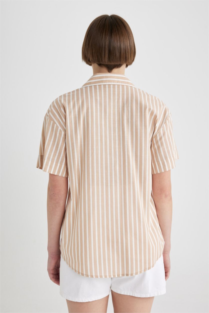 نساء فيزوني داكن قميص نص كم قصة عادية