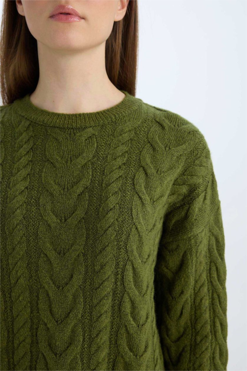 نساء زيتوني بلوفر تريكو برقبة مستديرة مع تصميم مضفر بقصة عادية