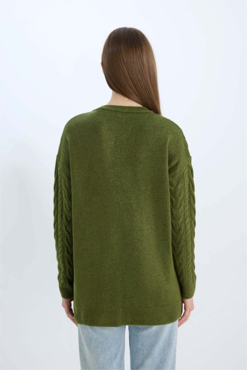 نساء زيتوني بلوفر تريكو برقبة مستديرة مع تصميم مضفر بقصة عادية