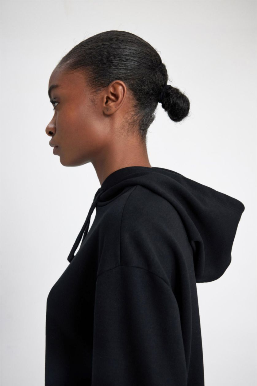 نساء أسود سويت شيرت بطبعة شعار بغطاء للرأس