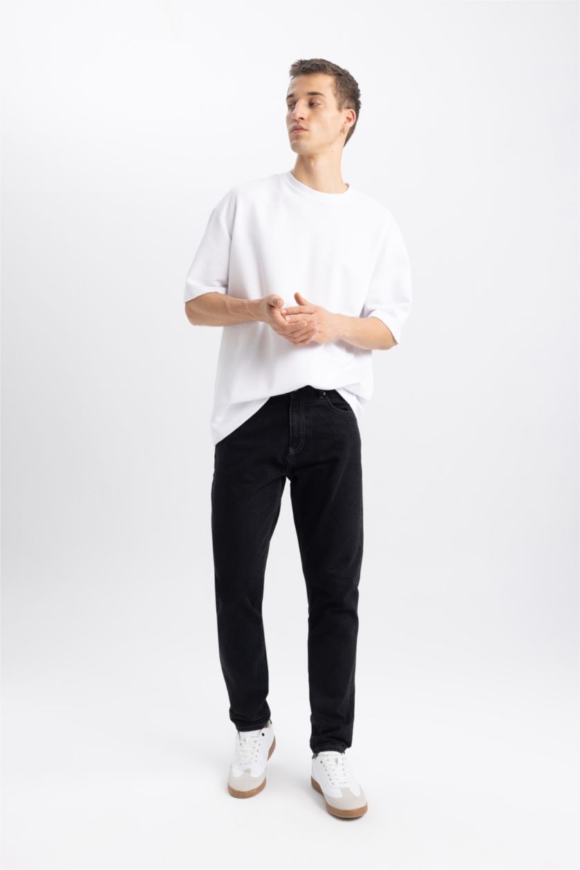 رجال أسود بنطلون جينز قصة عادية