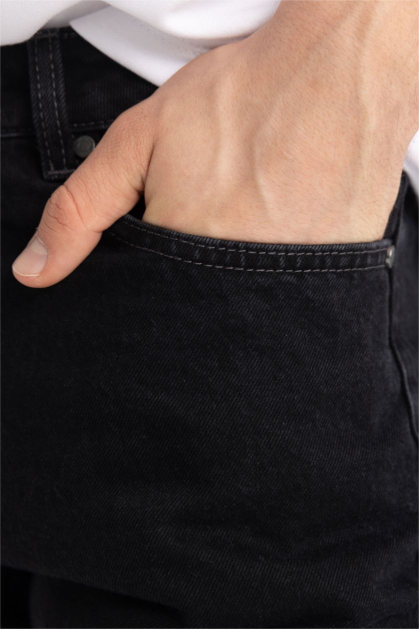 رجال أسود بنطلون جينز قصة عادية