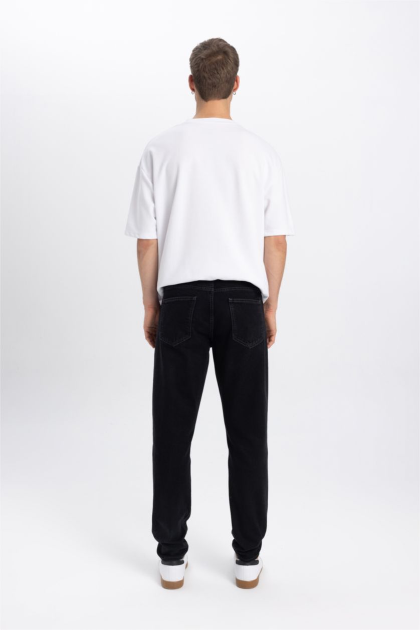 رجال أسود بنطلون جينز قصة عادية