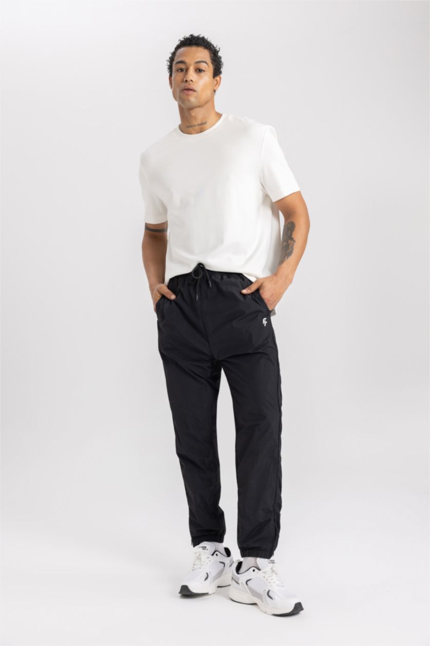 رجال أسود Standard Fit Woven Jogger