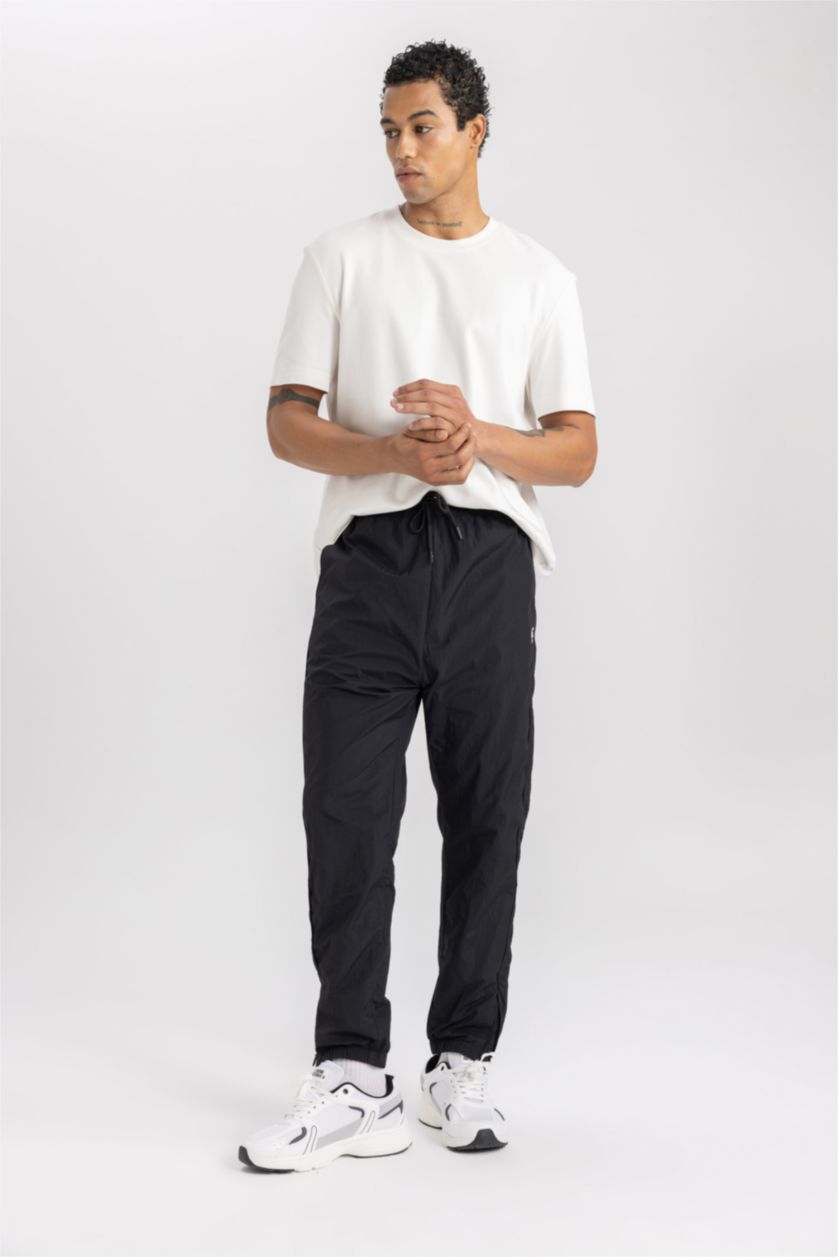 رجال أسود Standard Fit Woven Jogger