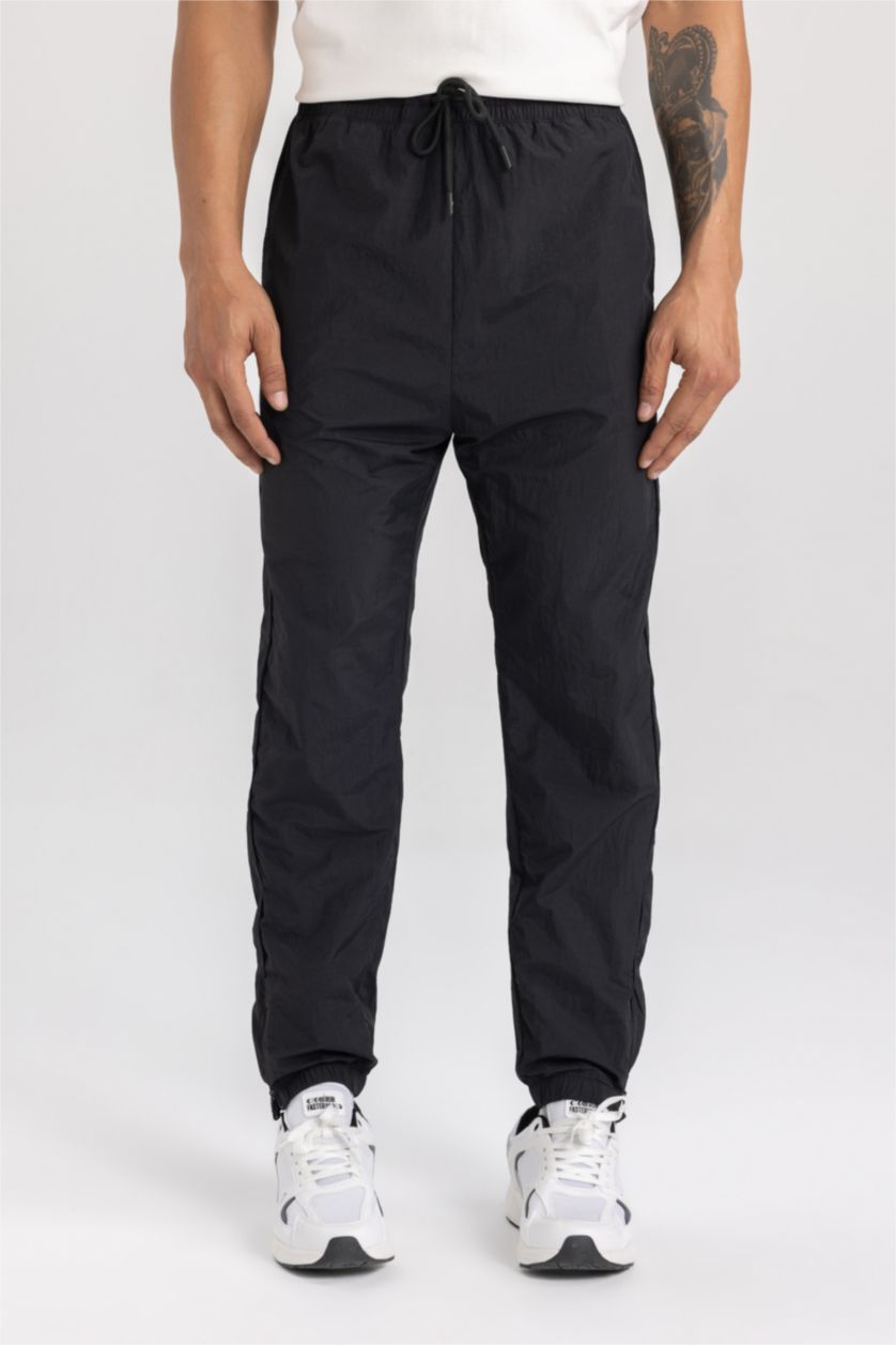 رجال أسود Standard Fit Woven Jogger