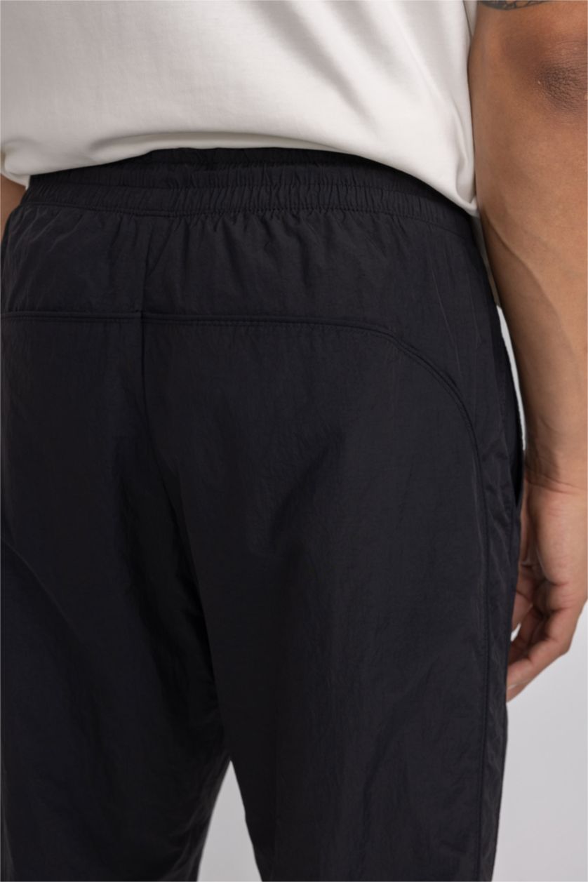 رجال أسود Standard Fit Woven Jogger