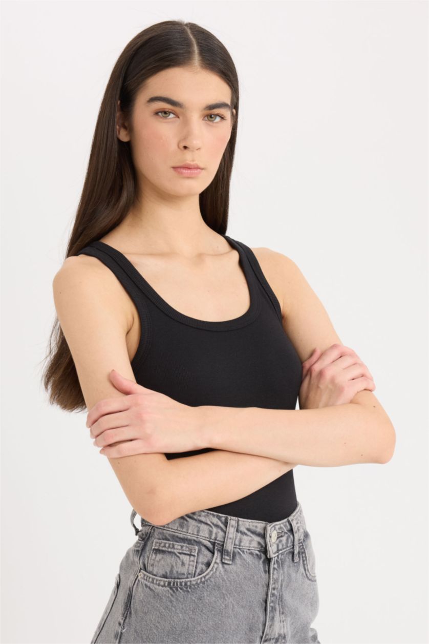 Woman Black Slim Fit Camisole Round Collar Tank Top