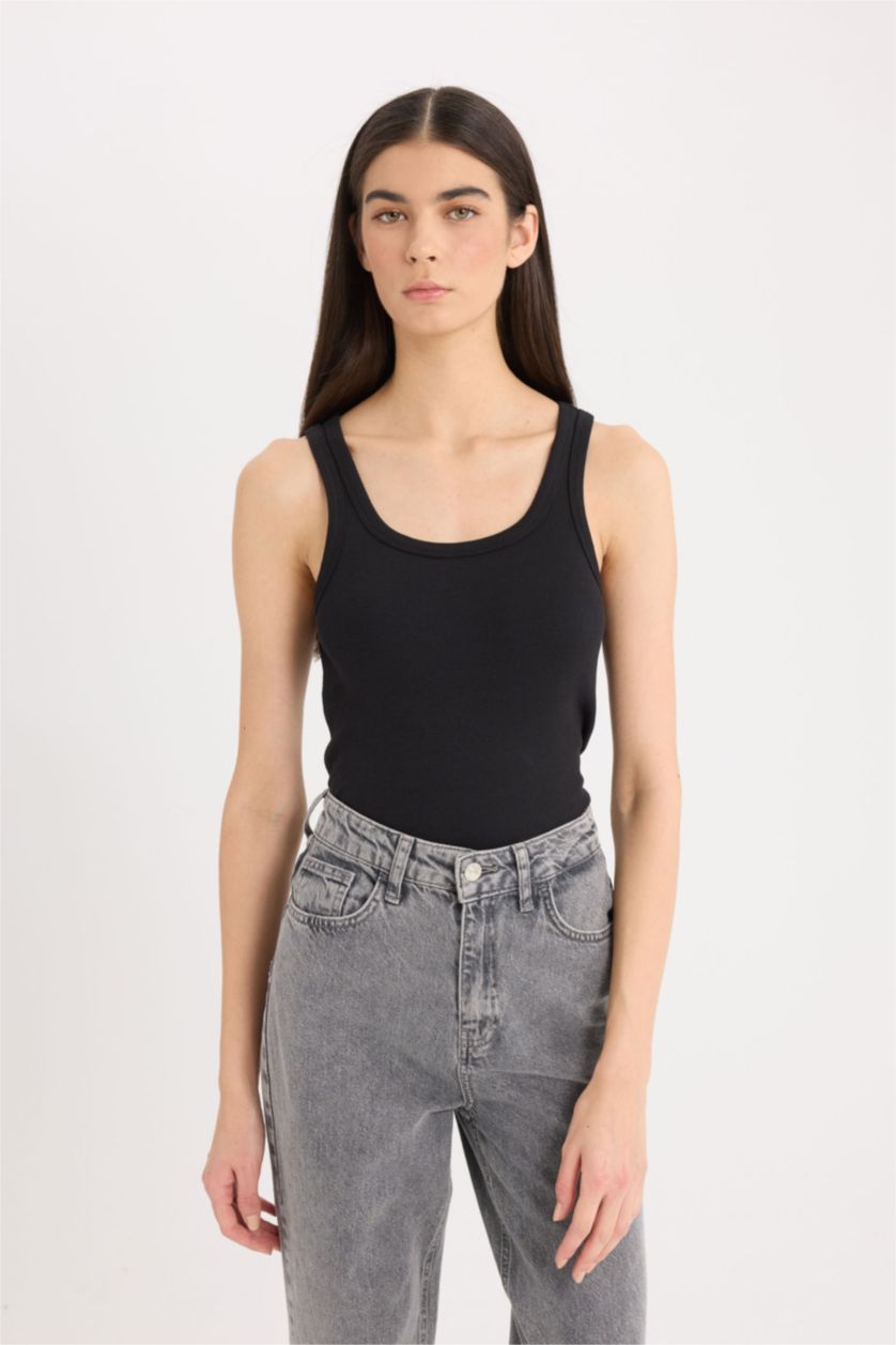 Woman Black Slim Fit Camisole Round Collar Tank Top
