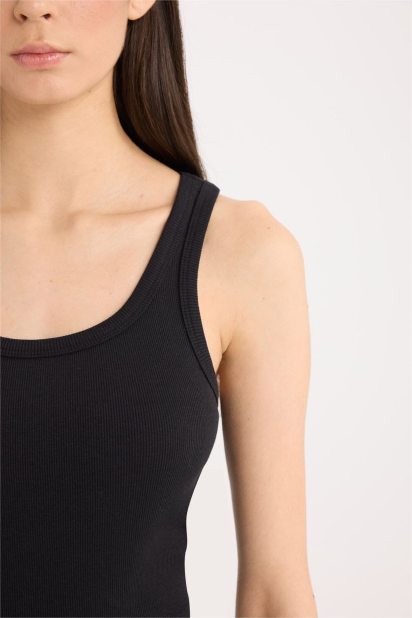 Woman Black Slim Fit Camisole Round Collar Tank Top