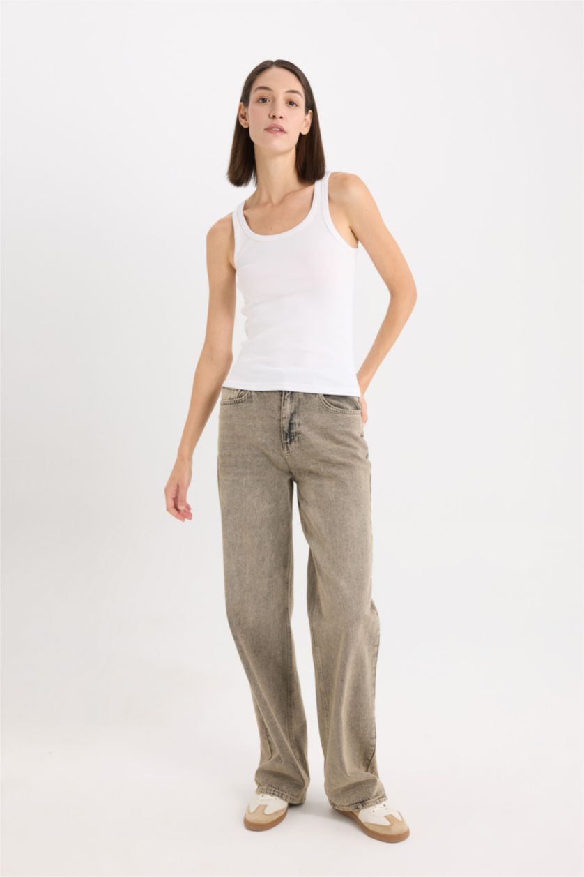 Woman White Slim Fit Camisole Round Collar Tank Top