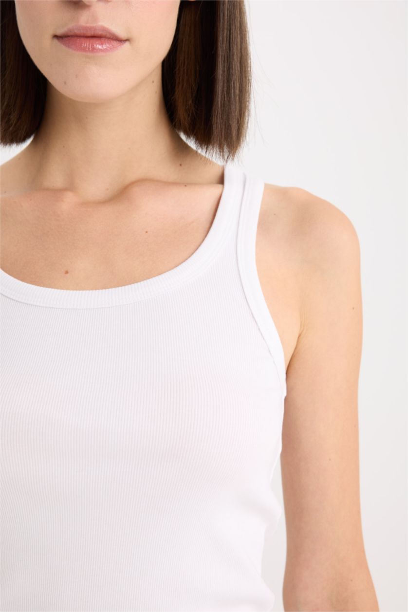 Woman White Slim Fit Camisole Round Collar Tank Top