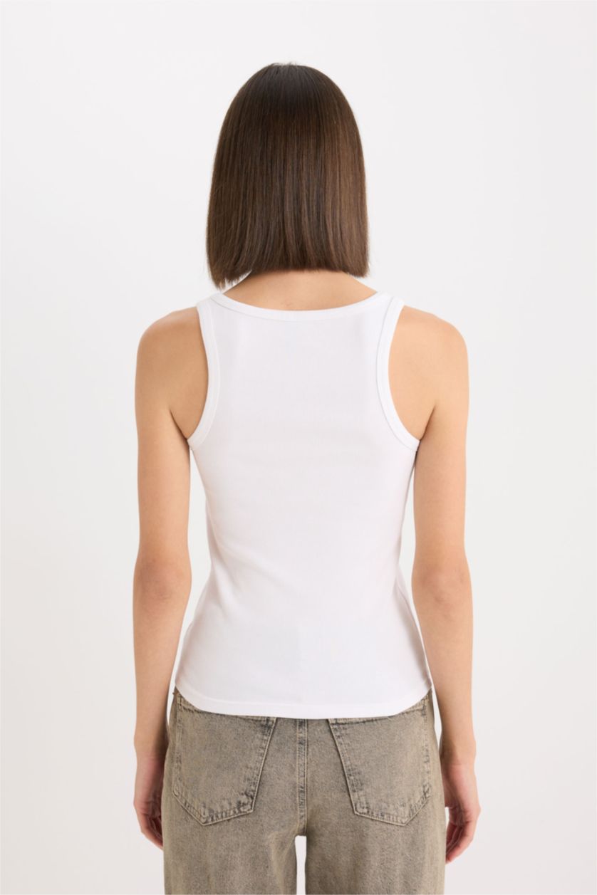 Woman White Slim Fit Camisole Round Collar Tank Top