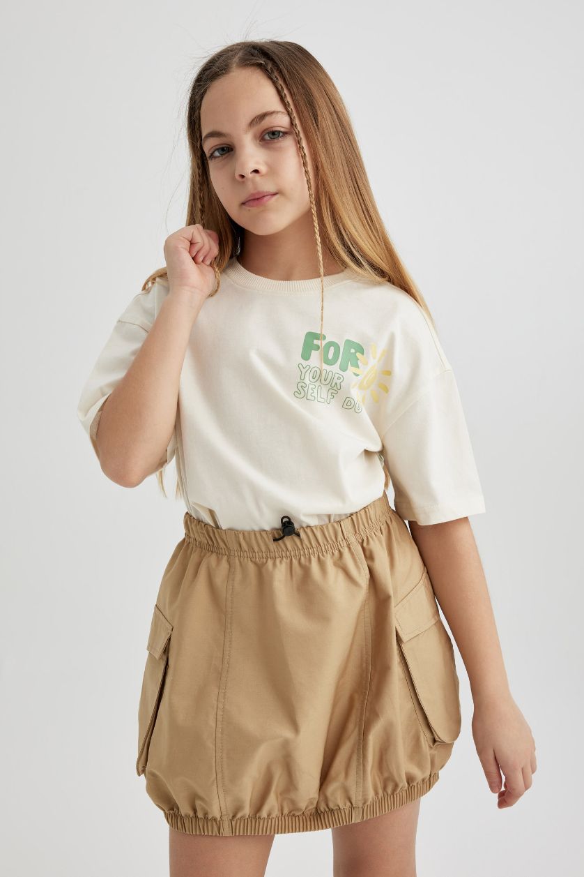 بنات بيج فاتح تيشيرت نص كم بطبعة شعار قصة مريحة