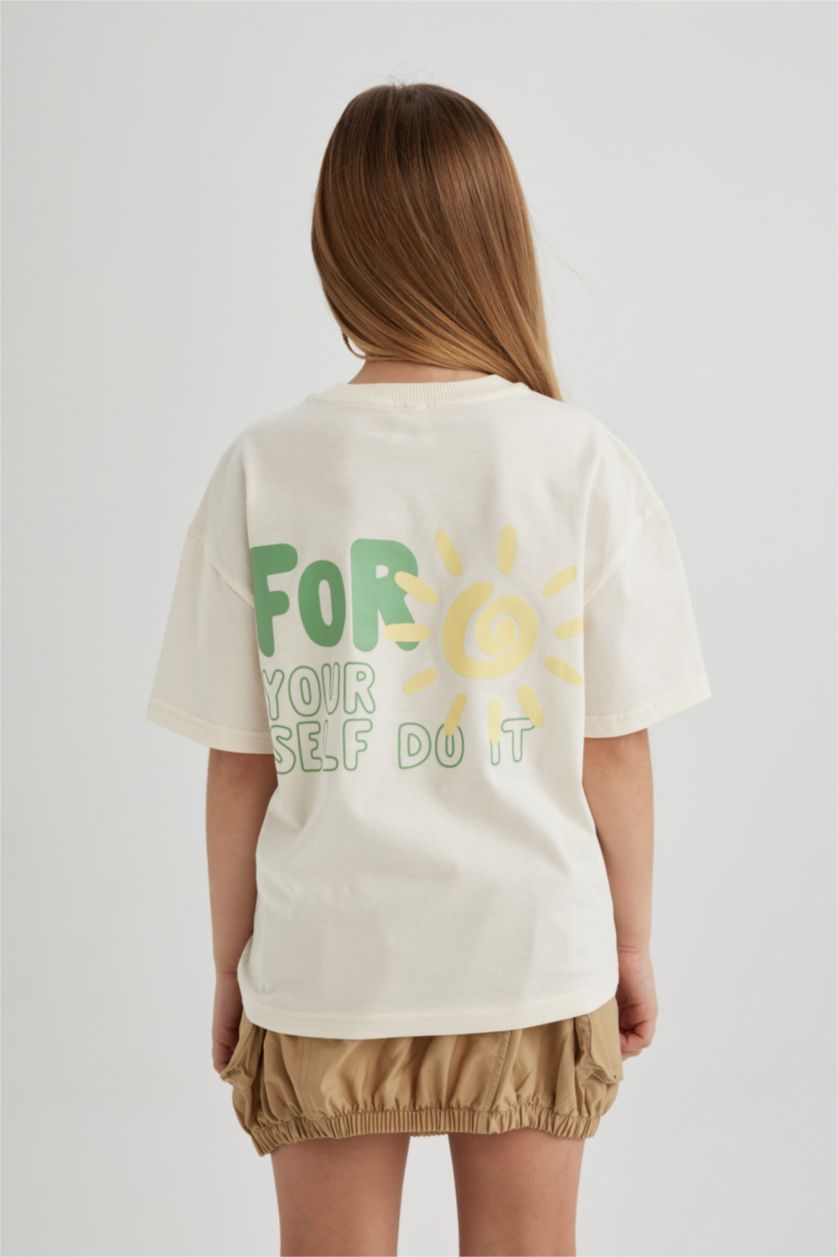 بنات بيج فاتح تيشيرت نص كم بطبعة شعار قصة مريحة