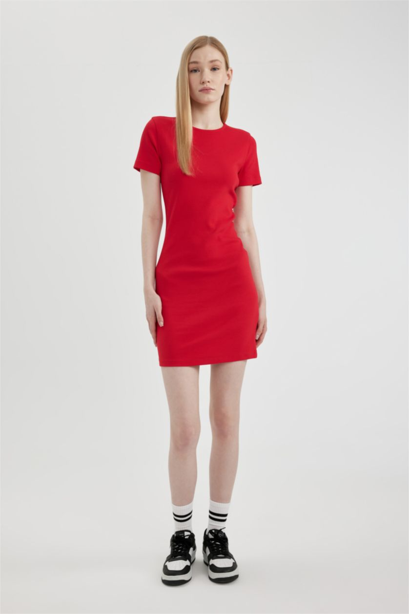 FEMME Rouge Robe courte moulante côtelée à manches courtes et col rond