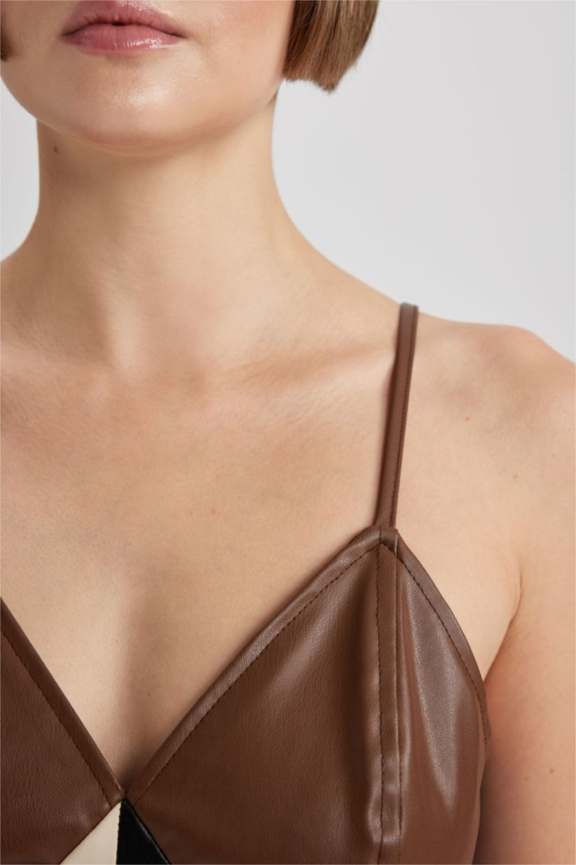 Kadın Kahve Slip V Yaka Suni Deri Midi Askılı Elbise