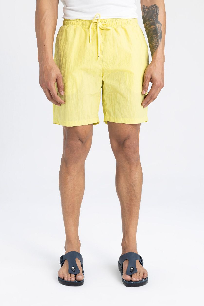 رجال أخضر فاتح شورت بحر قصير قصة عادية من DeFactoFit