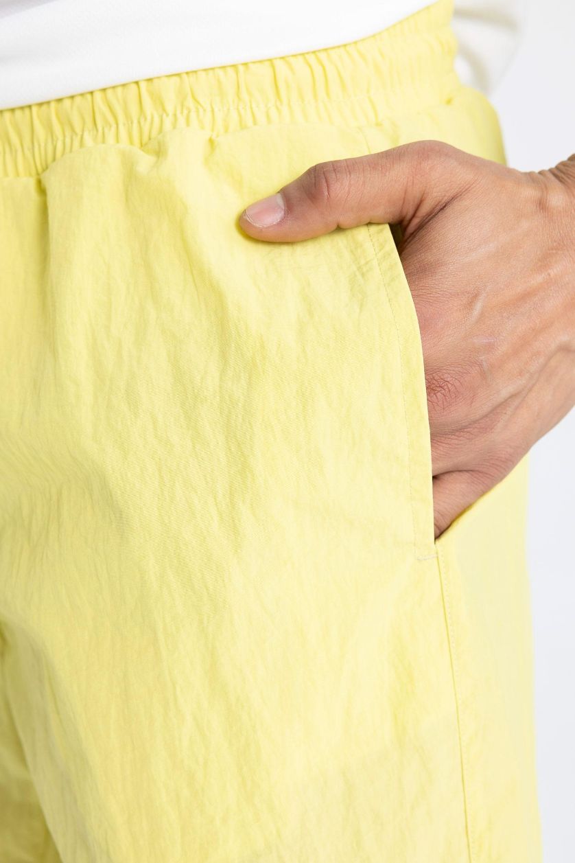 رجال أخضر فاتح شورت بحر قصير قصة عادية من DeFactoFit