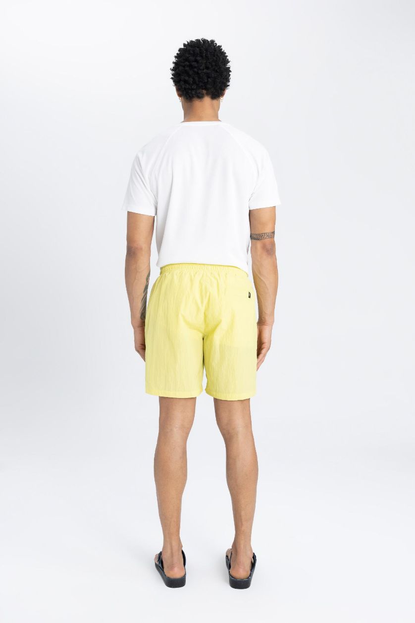 رجال أخضر فاتح شورت بحر قصير قصة عادية من DeFactoFit