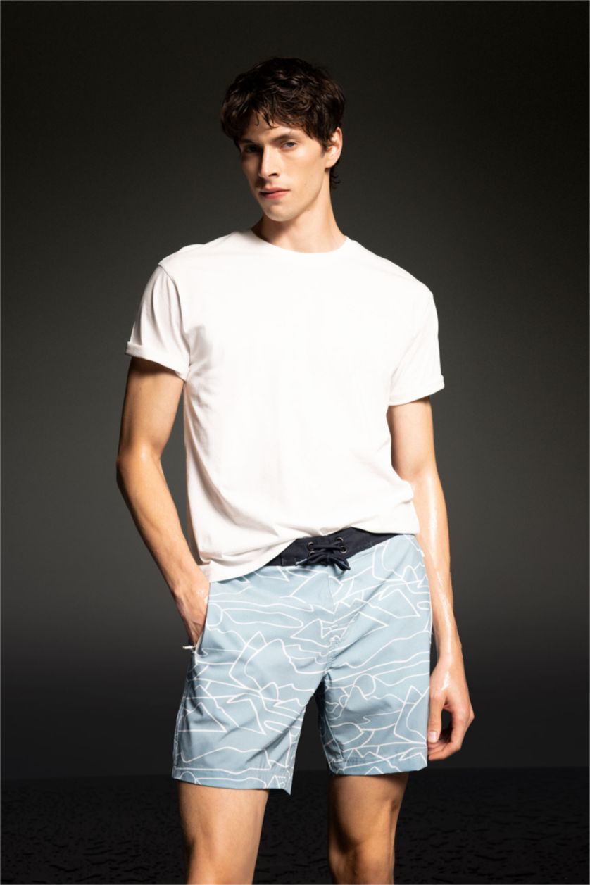 Erkek Açık Mavi Regular Fit Baskılı Esnek Dokulu Diz Boyu Sporcu Deniz Şortu