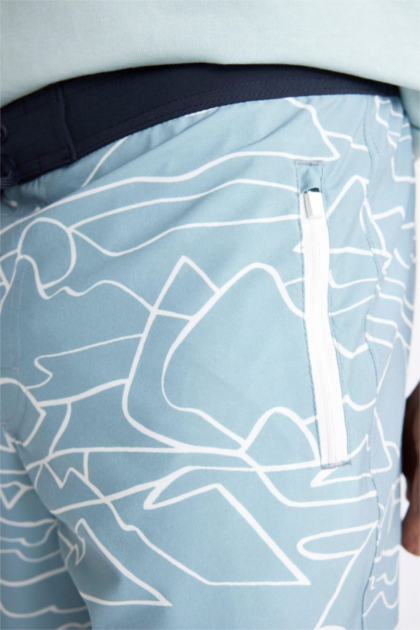 Erkek Açık Mavi Regular Fit Baskılı Esnek Dokulu Diz Boyu Sporcu Deniz Şortu