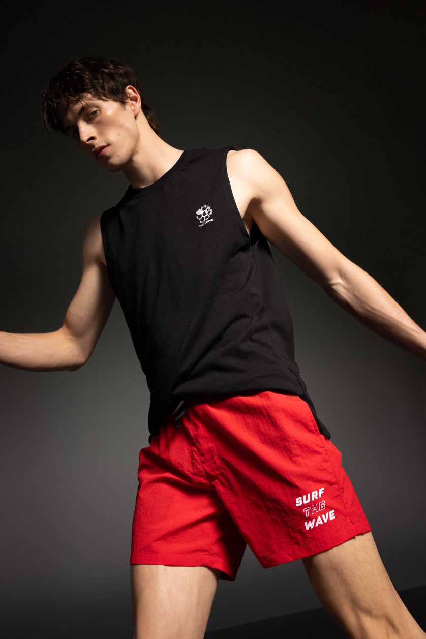 Erkek Kırmızı Baskılı Kısa Boy Sporcu Deniz Şortu