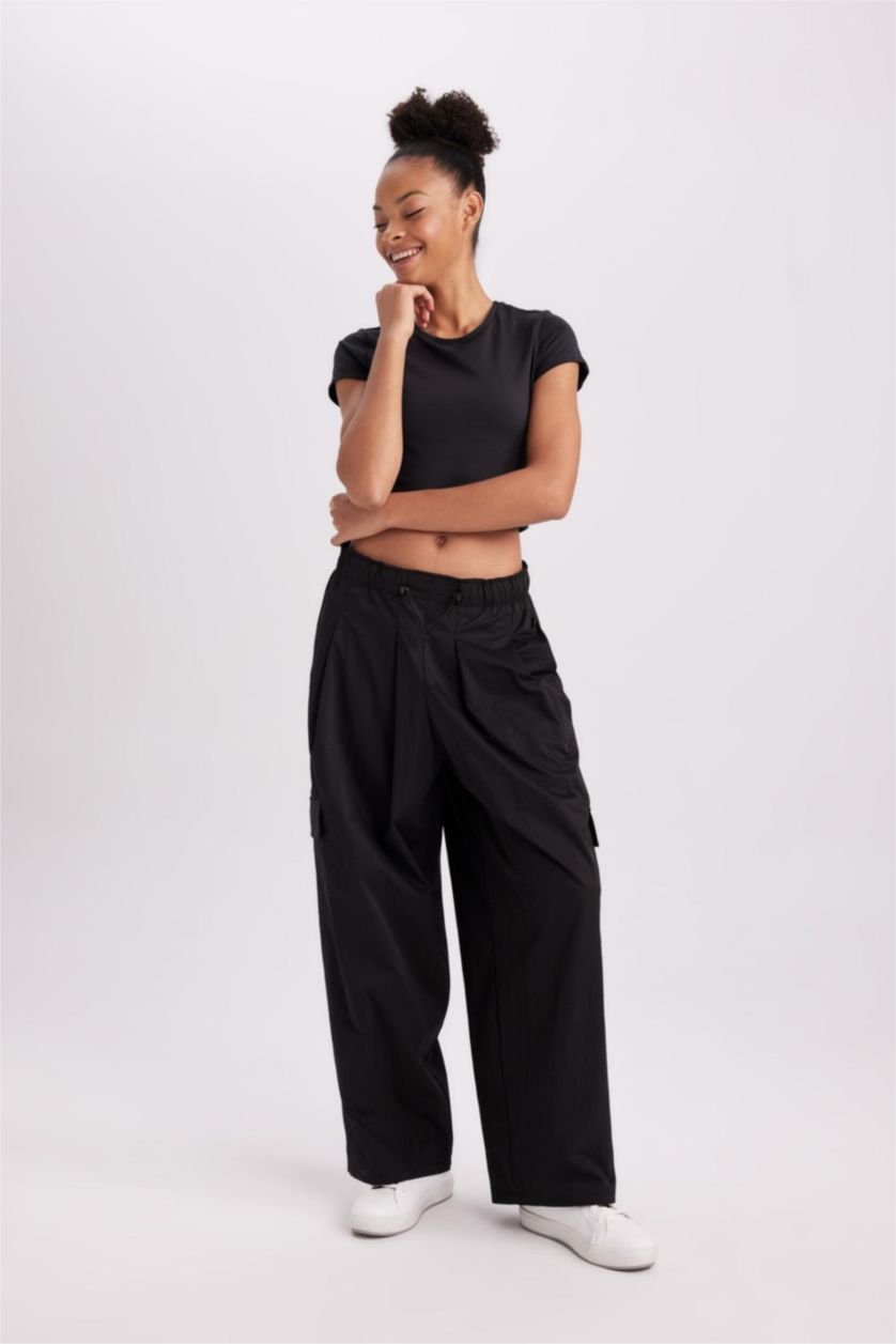 حريمي أسود بنطلون باراشوت اوفر سايز من DeFactoFit