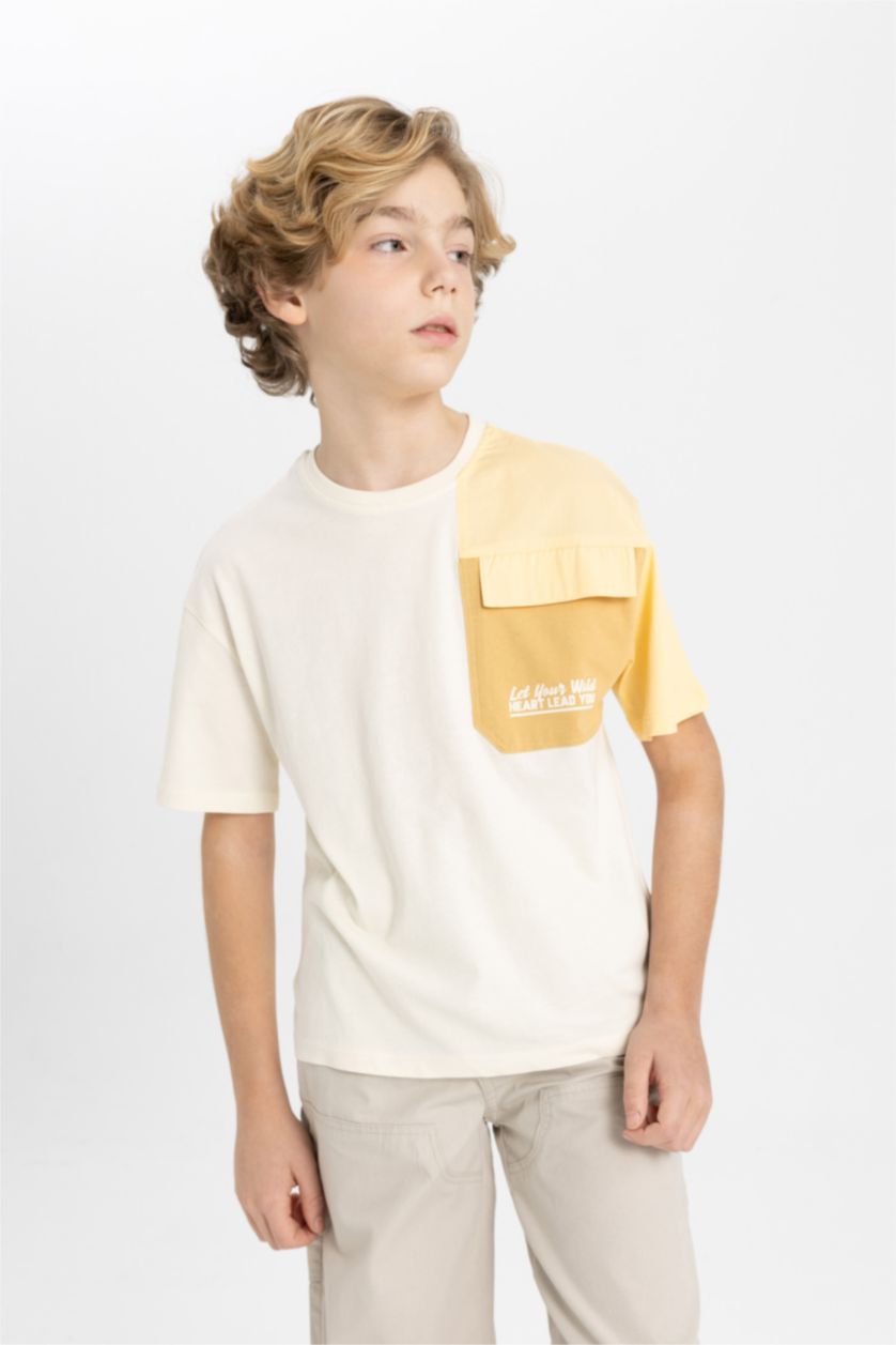 أولاد اللون الرملي تيشيرت نص كم ولادي واسع برقبة مستديرة وجيب